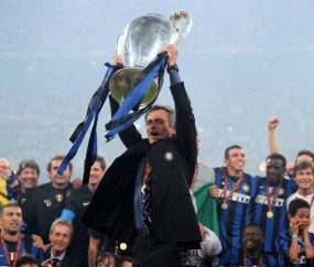 4大豪门疯抢+2.2亿转会权！穆帅终局抉择？全足坛蹲疯了！